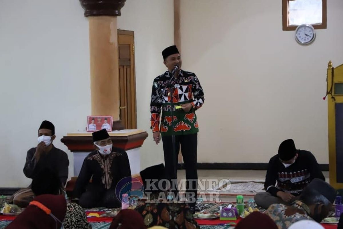 Bupati Lampung Barat ingatkan masyarakat terapkan prokes saat Shalat Tarawih