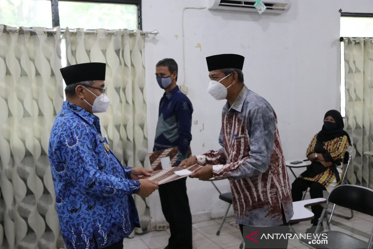 Bupati HSS serahkan tali asih kepada ASN purna tugas