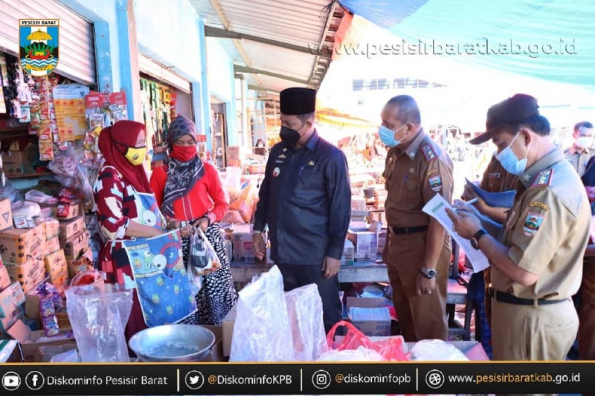 Penjabat Bupati Pesisir Barat monitoring harga sembako di pasar