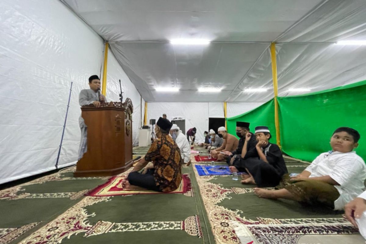 Warga Kompleks TVM gelar Shalat Tarawih di bawah tenda