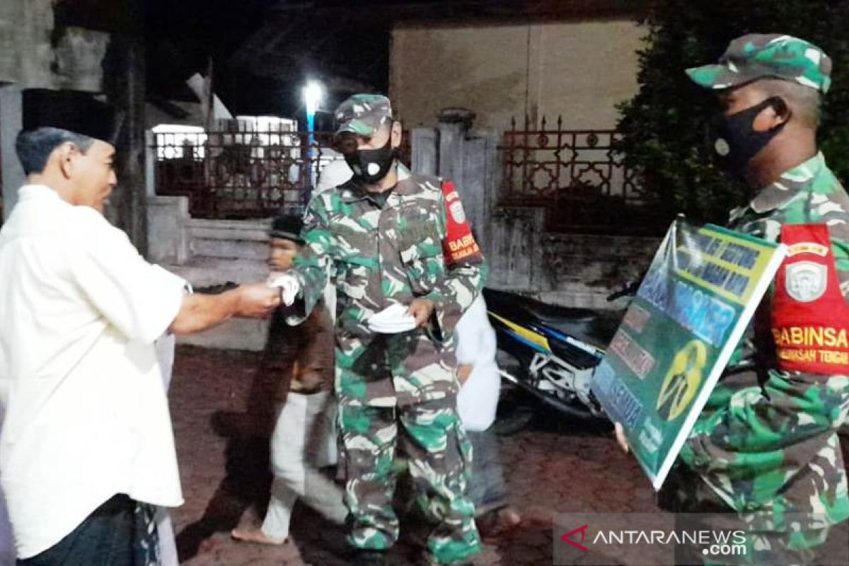 Cegah COVID-19, TNI bagi 1.000 masker kepada jamaah tarawih
