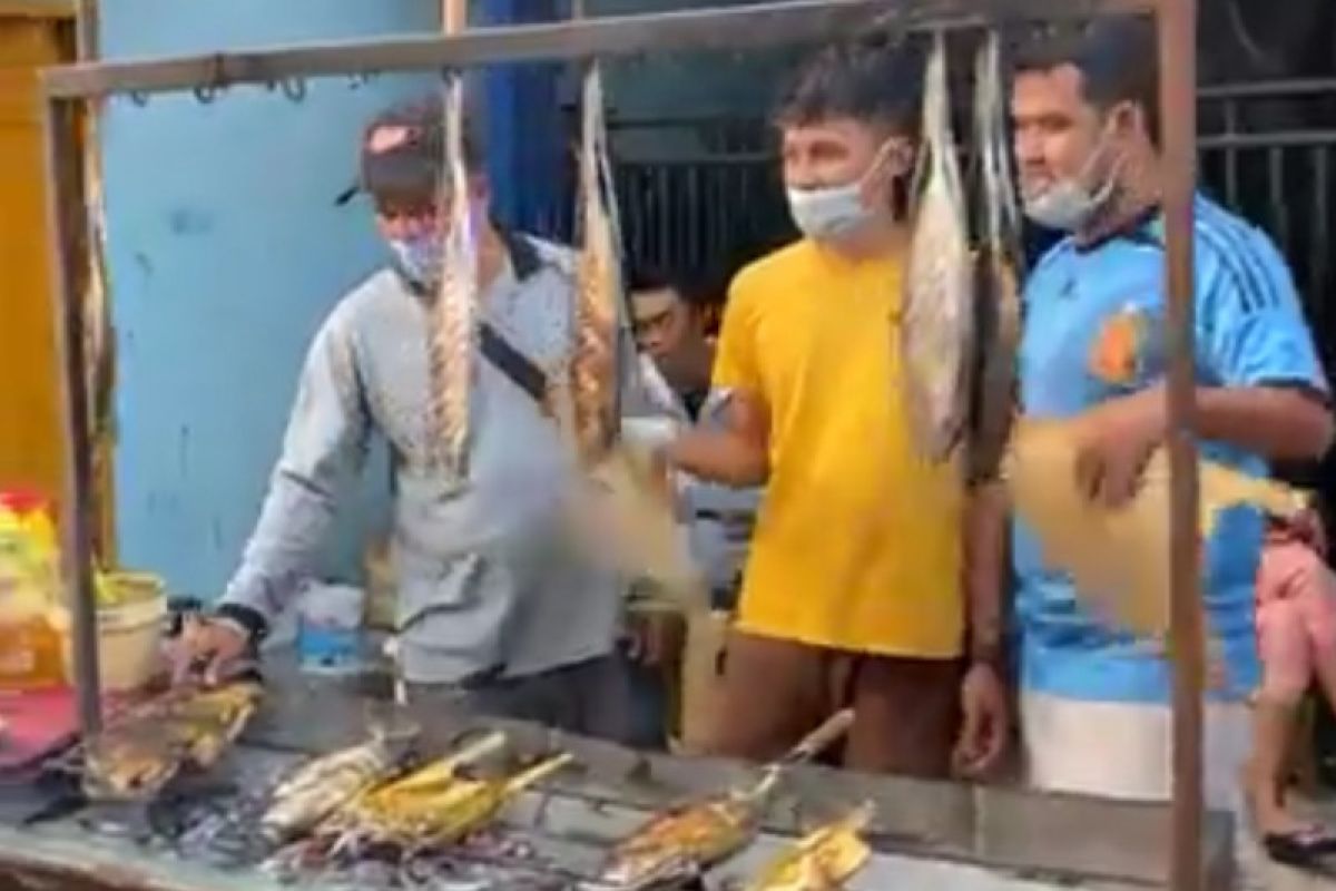 Berburu ikan bakar di Pasar Ramadhan Tanjunguma