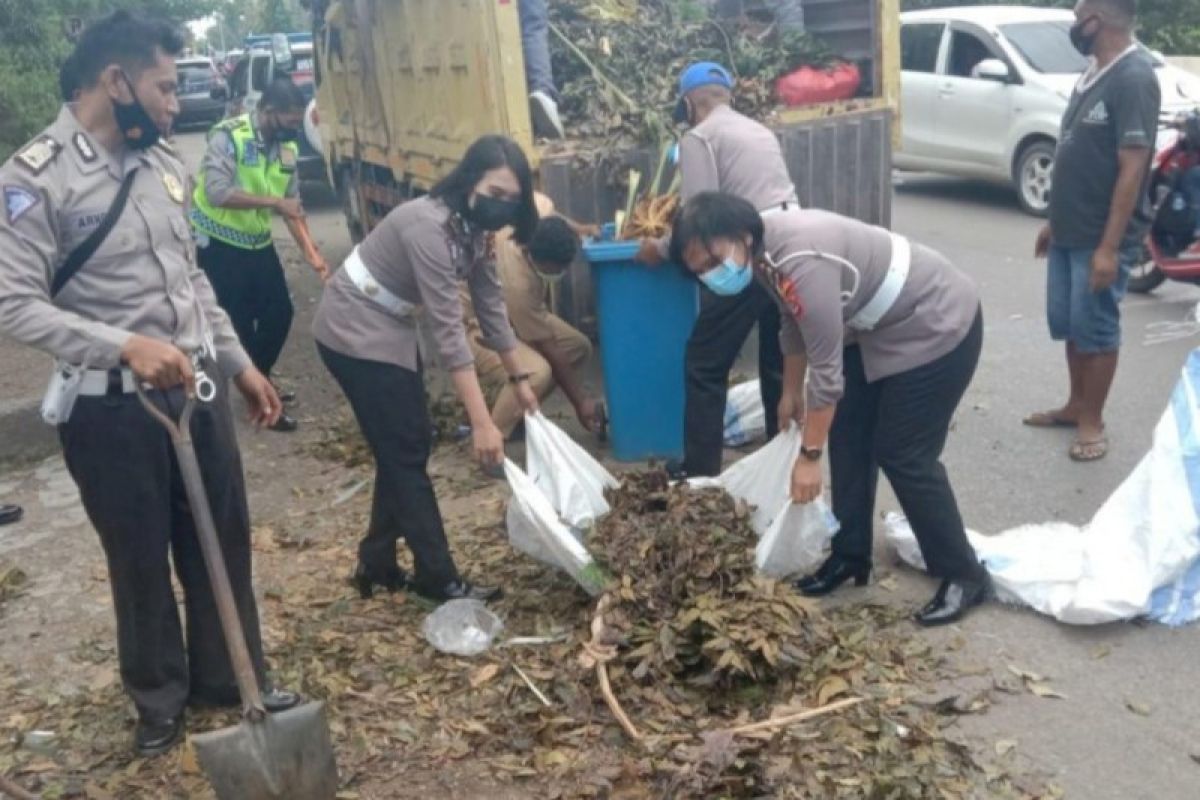 Ditlantas Polda NTT kerahkan personel bersihkan sampah di Kota Kupang