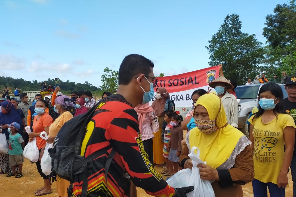 Polres Bangka Barat salurkan bantuan untuk warga di Parittiga