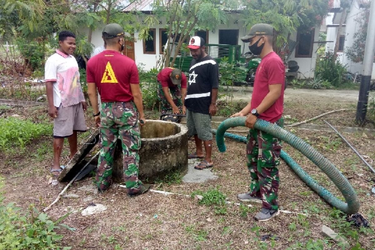 Satgas TNI perbaiki sumur sumber air bersih warga di perbatasan RI-PNG