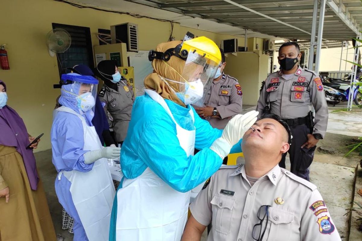 Panitia penerimaan anggota Polri jalani rapid antigen