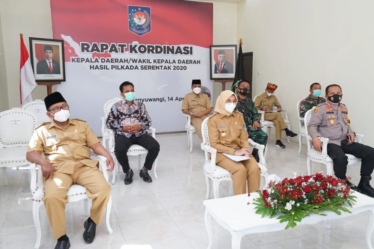 Bupati Ipuk bersama Forkopimda ikuti arahan Presiden Jokowi dari kantor desa
