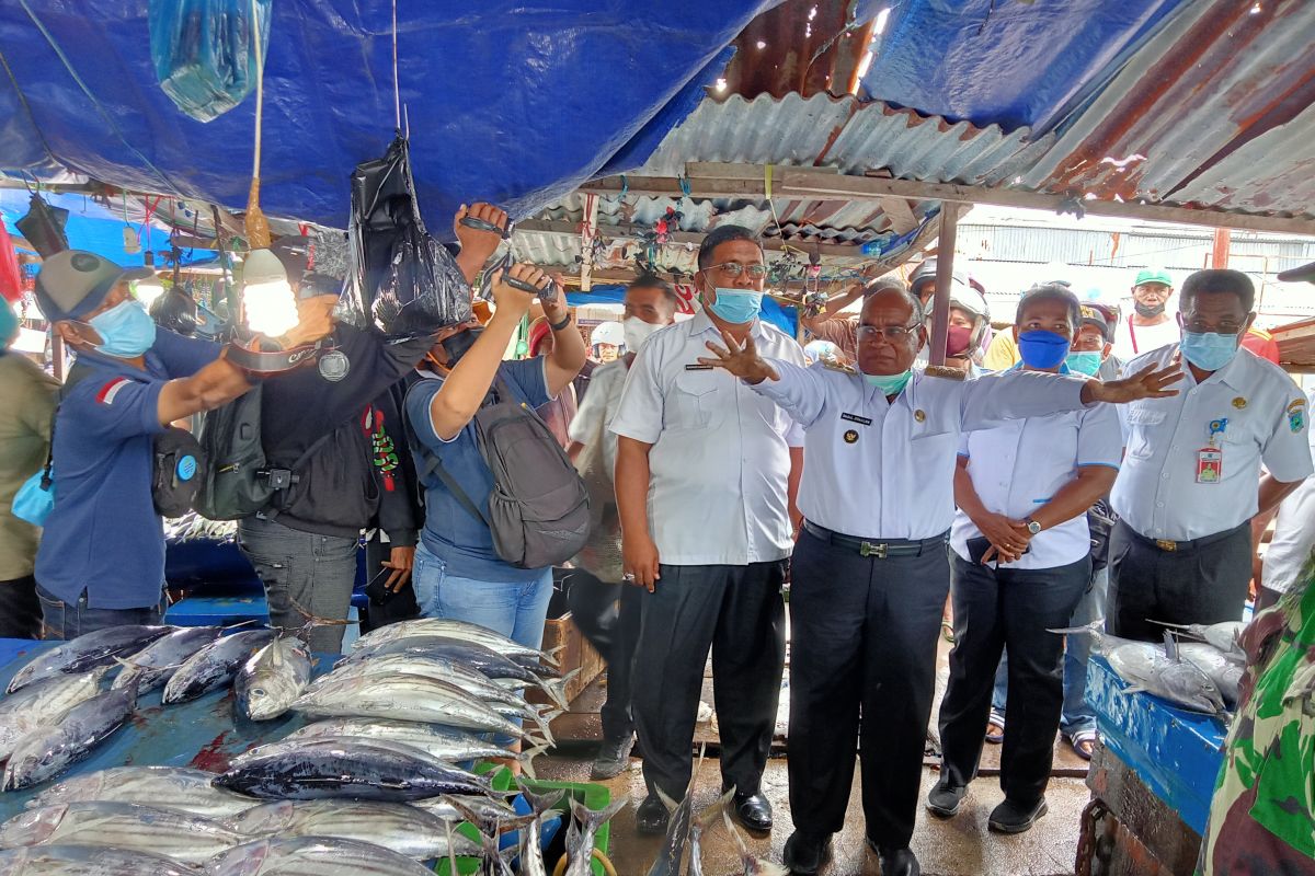 Pedagang Pasar Boswesen Sorong keluhkan pungli kepada Wali Kota