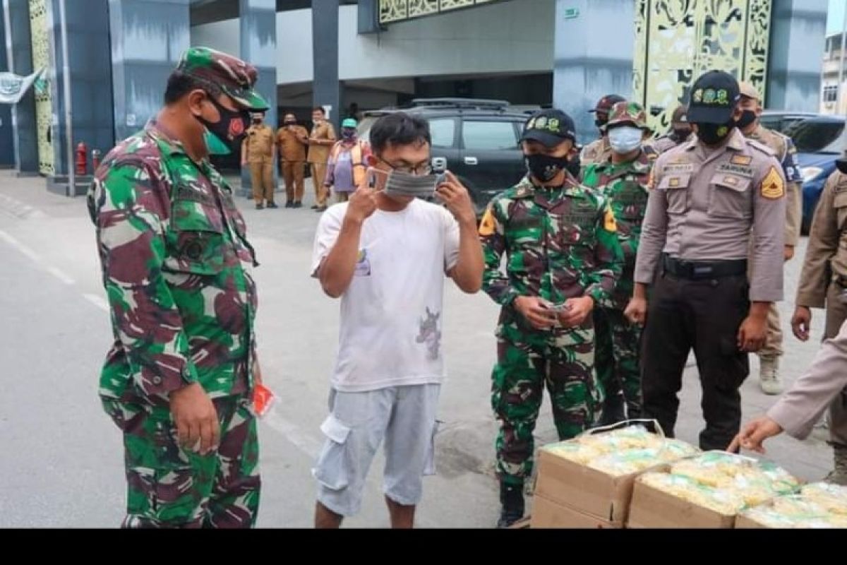 Taruna Latsitardanus bagi masker di pasar tradisional