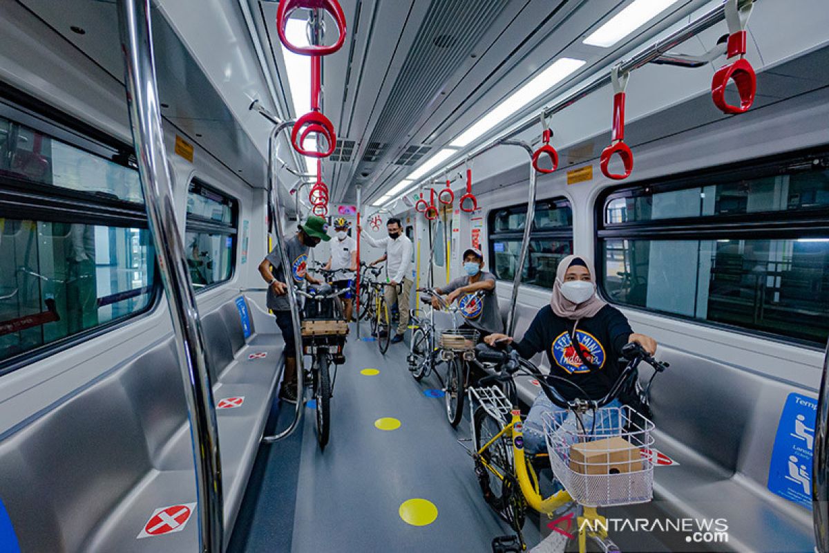 Menhub ajak makin banyak masyarakat menggunakan LRT Jakarta