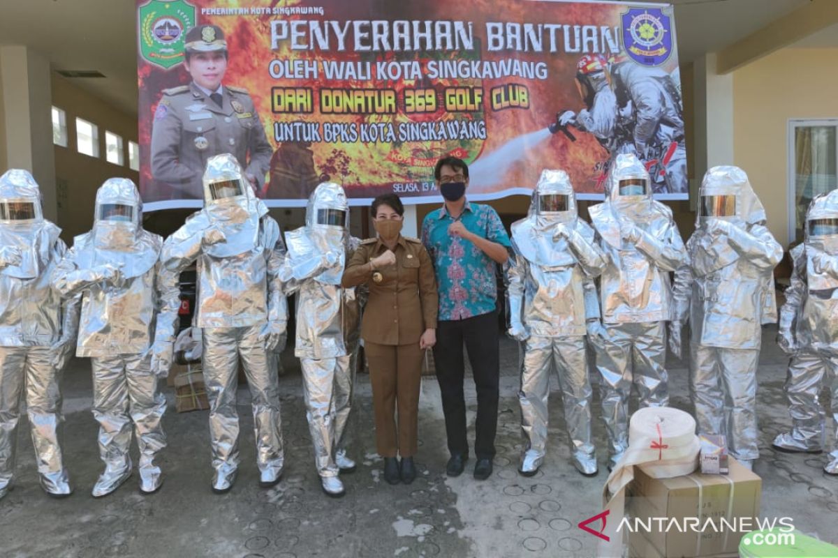 Tjhai Chii Mie salurkan bantuan baju anti panas untuk BPKS