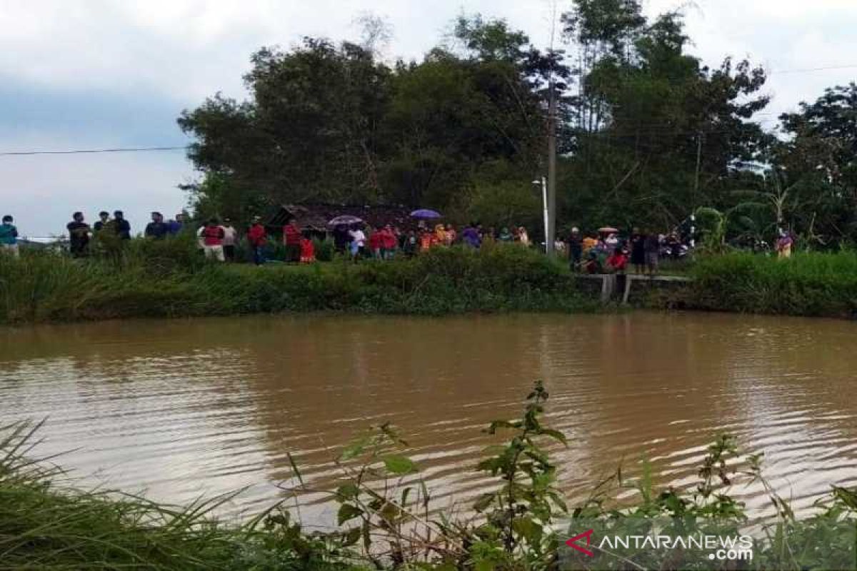 Tak menggubris nasihat pemancing , dua bocah tenggelam di embung