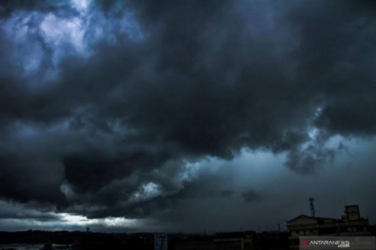 BMKG: dinamika atmosfer tak stabil tingkatkan hujan Indonesia tengah-timur