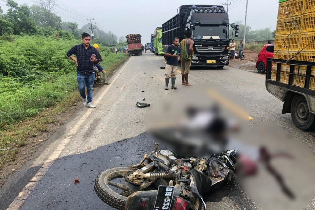 Suami istri meninggal akibat tabrakan motor dengan truk sawit di Bungo