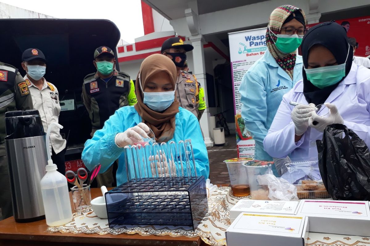 Dinkes Kediri uji sampel takjil dijual pedagang musiman