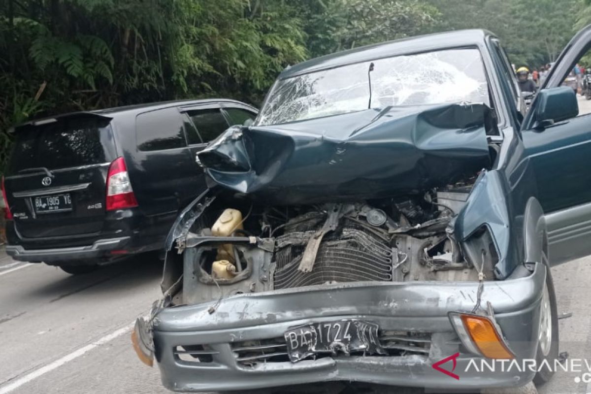Tujuh kendaraan tabrakan beruntun di Sitinjau Lauik, Pajero Sport dan L-300 terjun ke jurang, dua orang meninggal