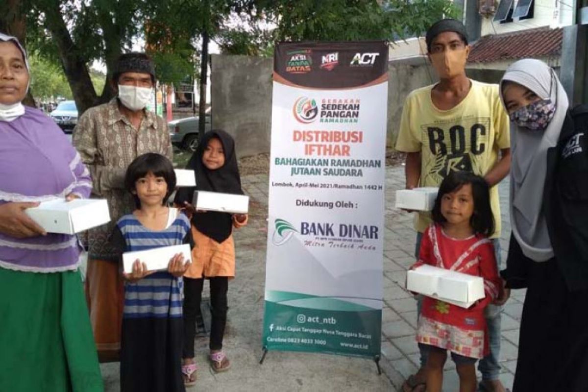 ACT NTB mendistribusikan ratusan paket berbuka puasa untuk dhuafa