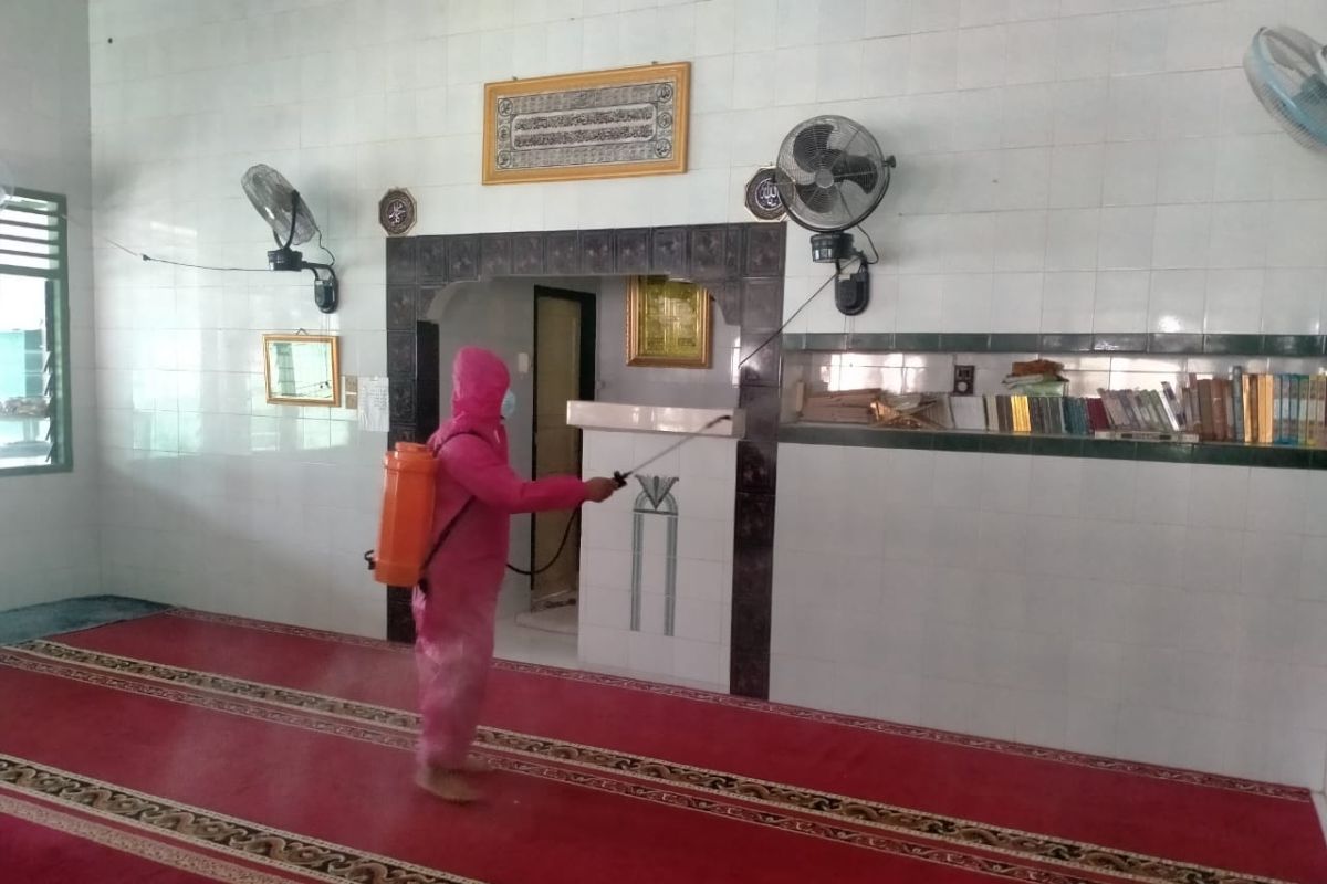 Dinkes OKU disinfeksi masjid dan mushala cegah COVID-19