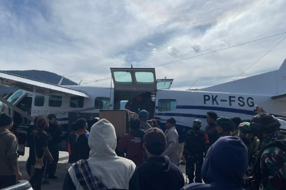 Slain Ojek driver Udin's coffin airlifted to Makassar from Timika