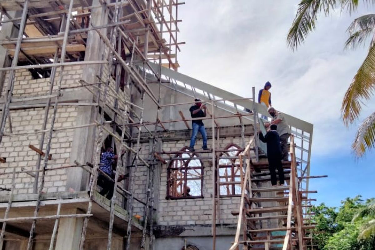 Bupati Malra bantu pasang atap Gereja Ohoidertawun