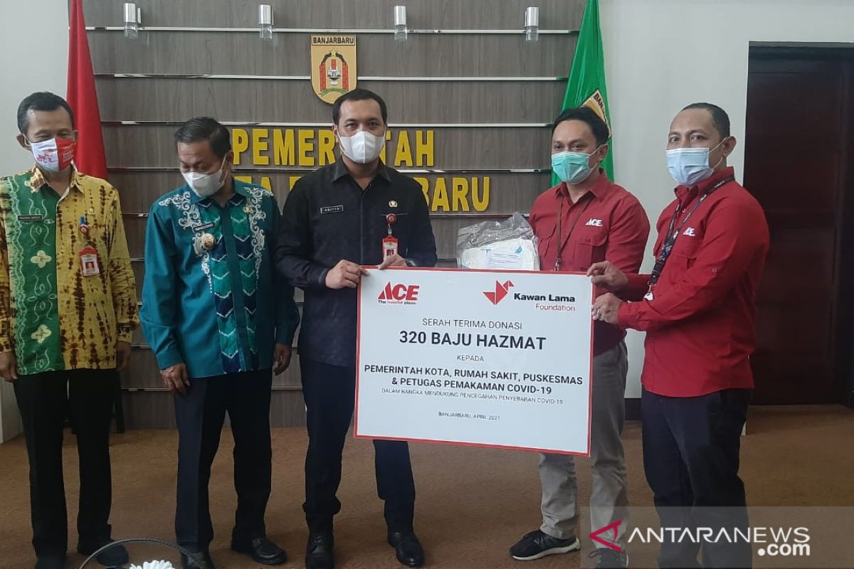 Banjarbaru receives 320 hazmat suits aid