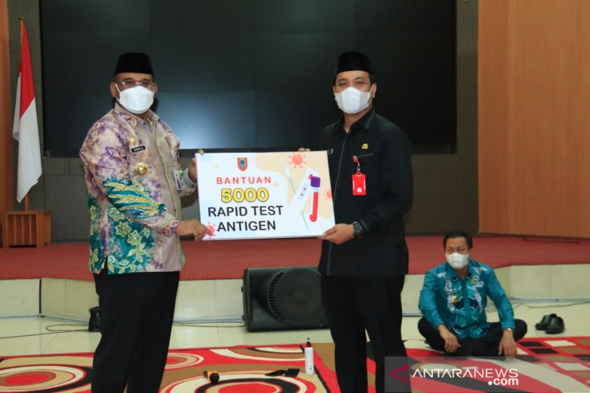 Banjarbaru Mayor receives 5,000 rapid antigen test kits from acting Governor