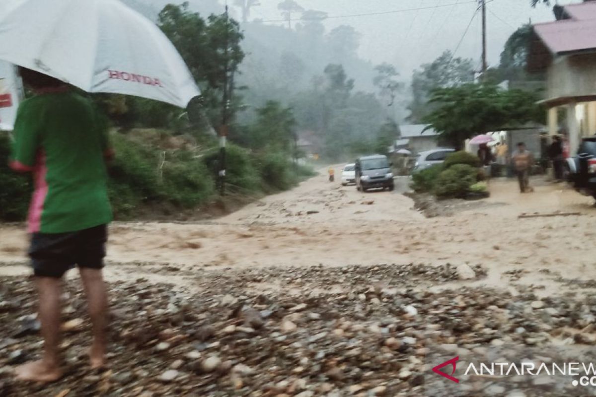 jalur Kerinci-Bangko terputus akibat longsor di Muara Emat