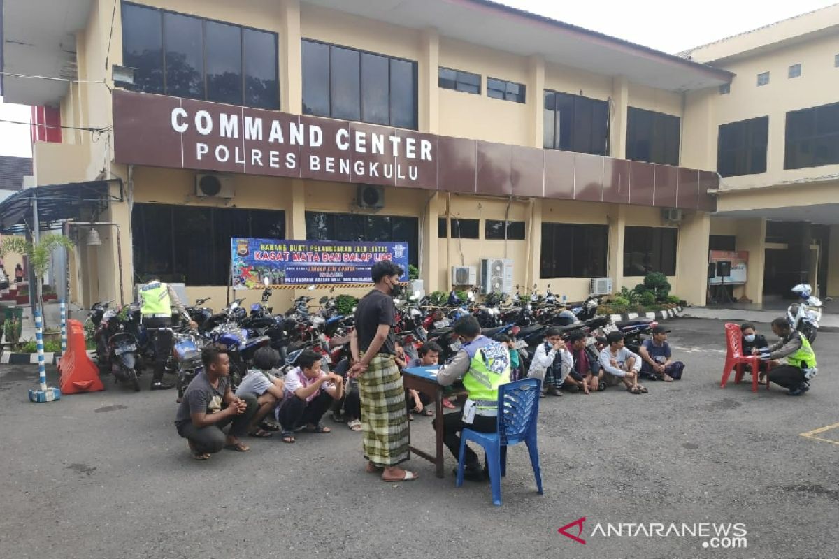 Polisi bubarkan balap liar usai sahur di depan Benteng Marlborough