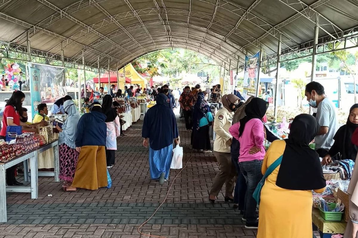 Pemkot Palu imbau warga patuhi prokes saat beraktivitas di pasar murah