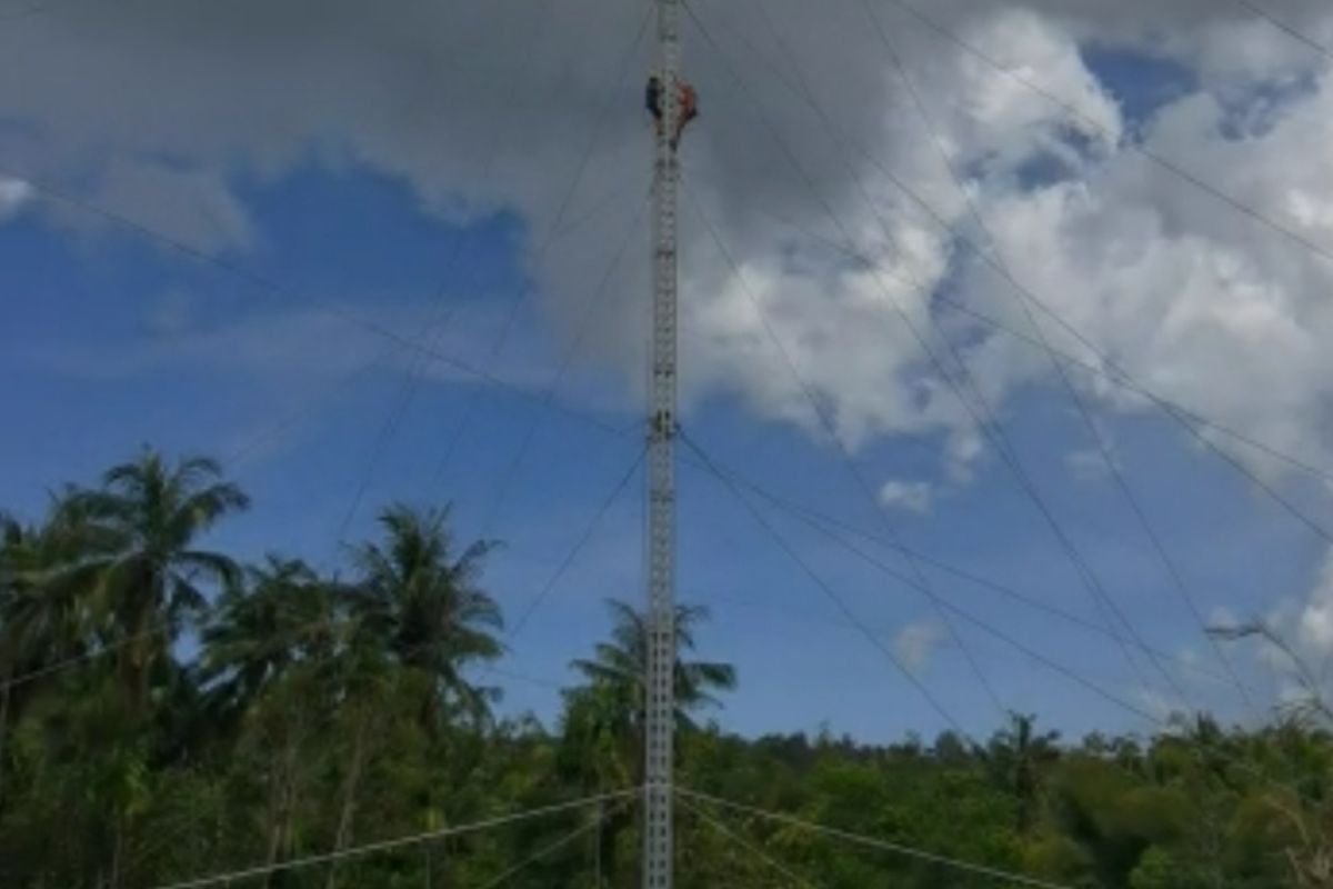 Kisah mereka yang bertaruh nyawa pulihkan aliran listrik di NTT