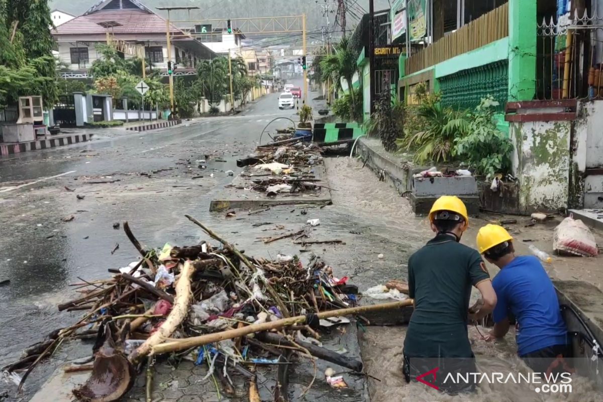 Dua tim Pemkab Banggai  atasi sampah-lumpur pascabanjir di Luwuk