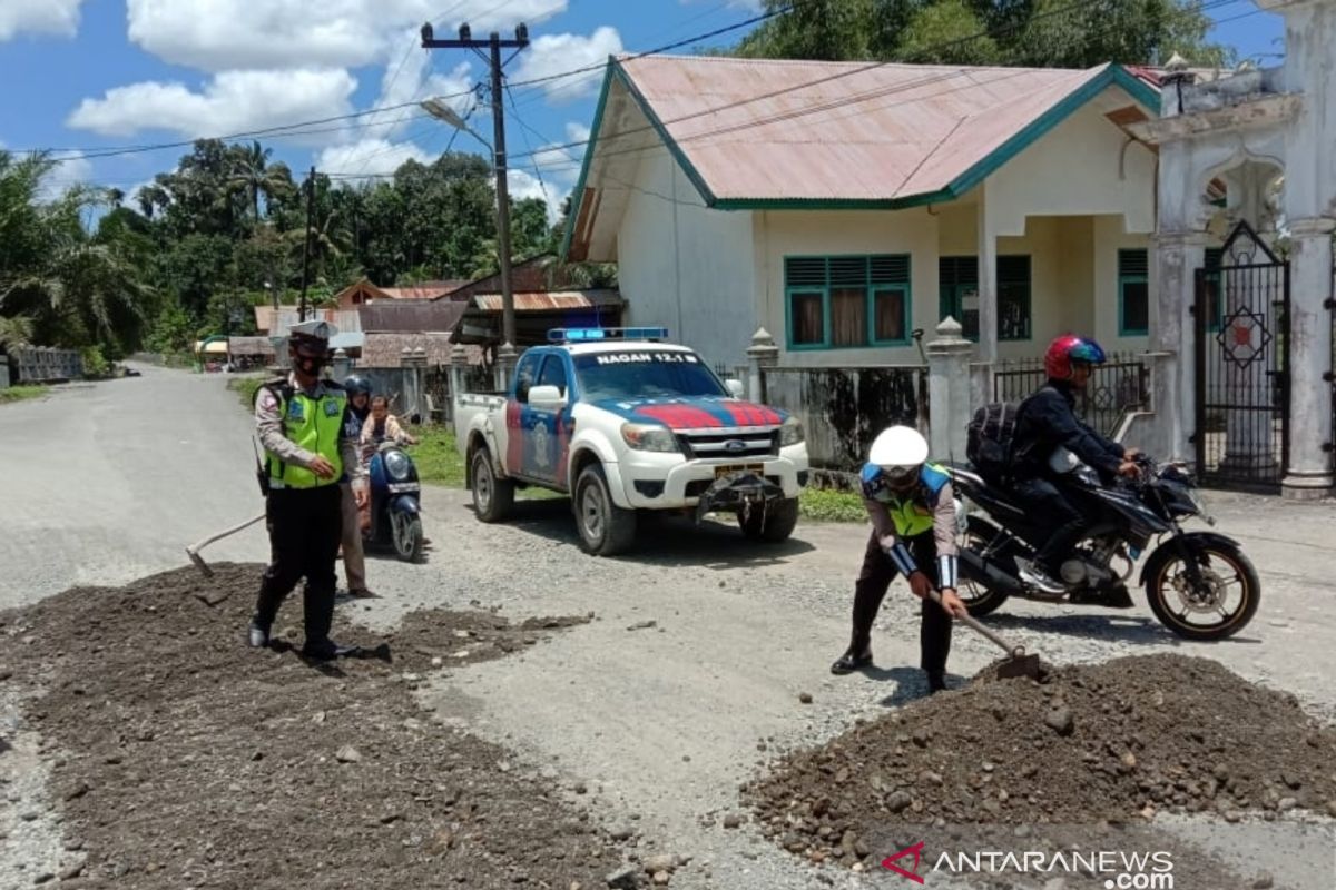 Satlantas Polres Nagan Raya tambal jalan rusak di Nagan Raya, ada apa?