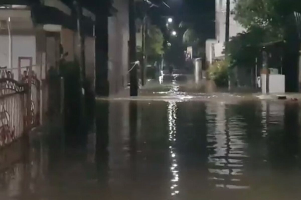 Kali Sunter meluap, banjir rendam permukiman di Cipinang Melayu