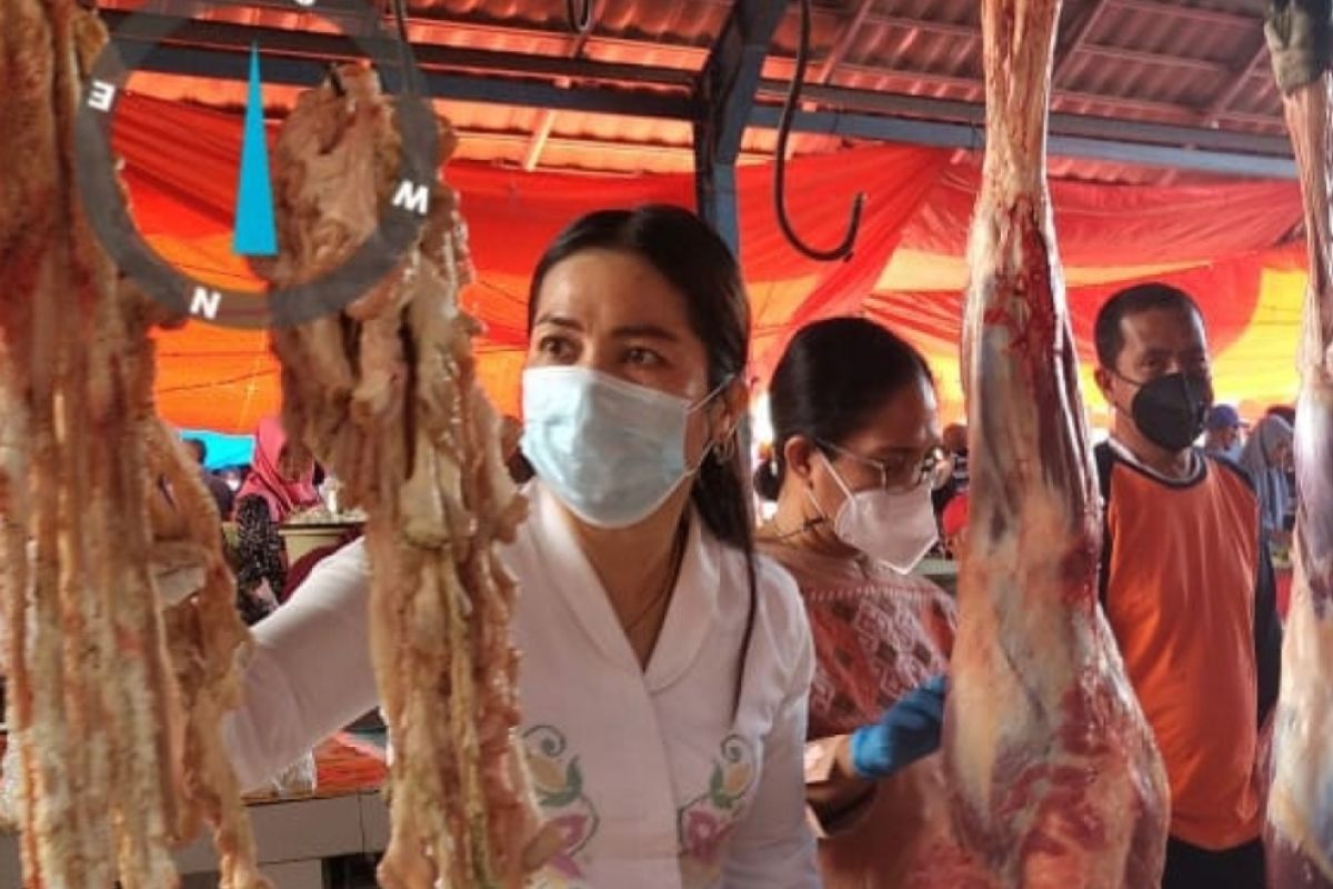 Dinas Pertanian Gorontalo periksa sampel daging di pasar tradisional