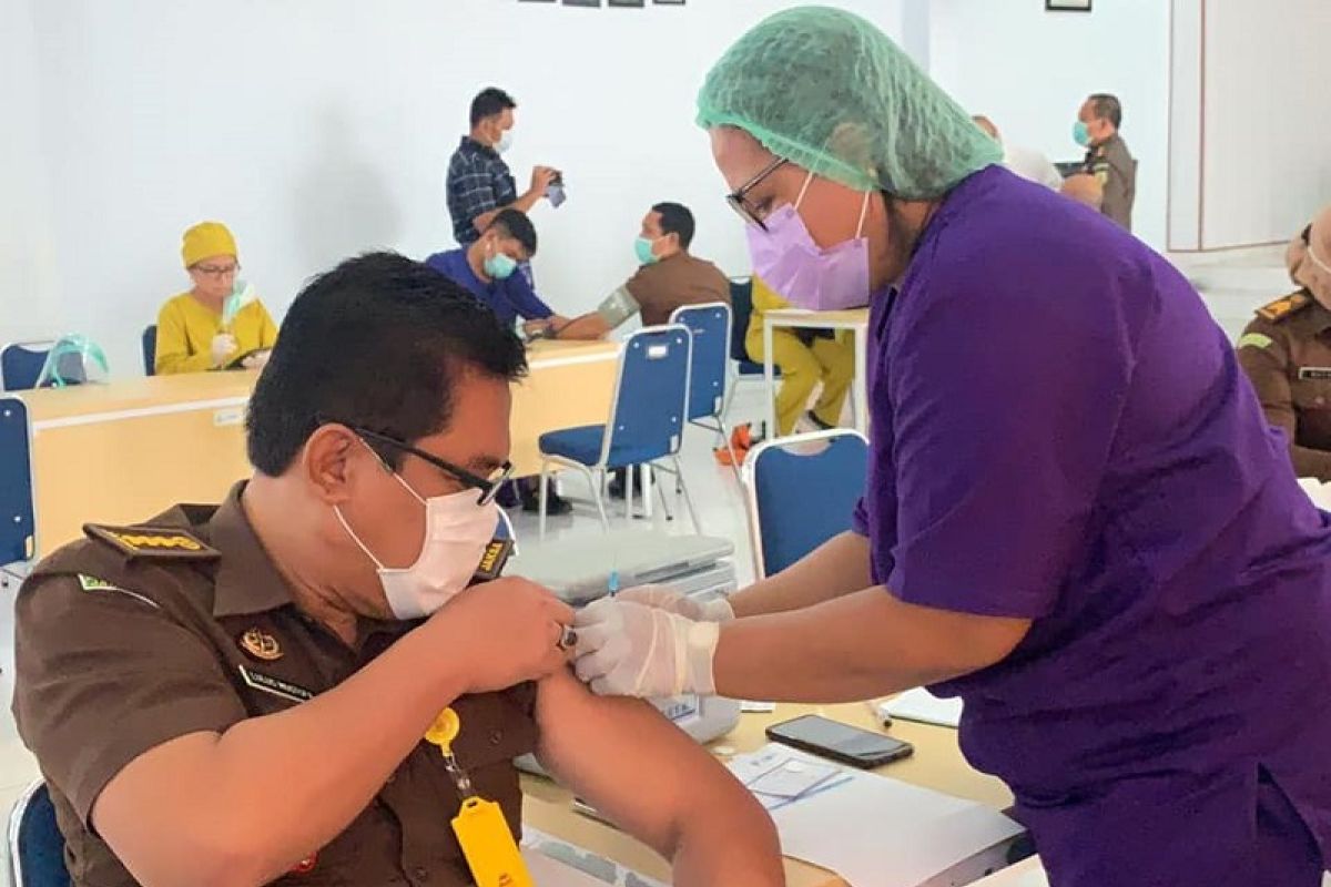 Adhyaksa Kejati Peduli Sehat-Bahagia vaksinasi 1.100 warga di Namlea, perangi COVID -19