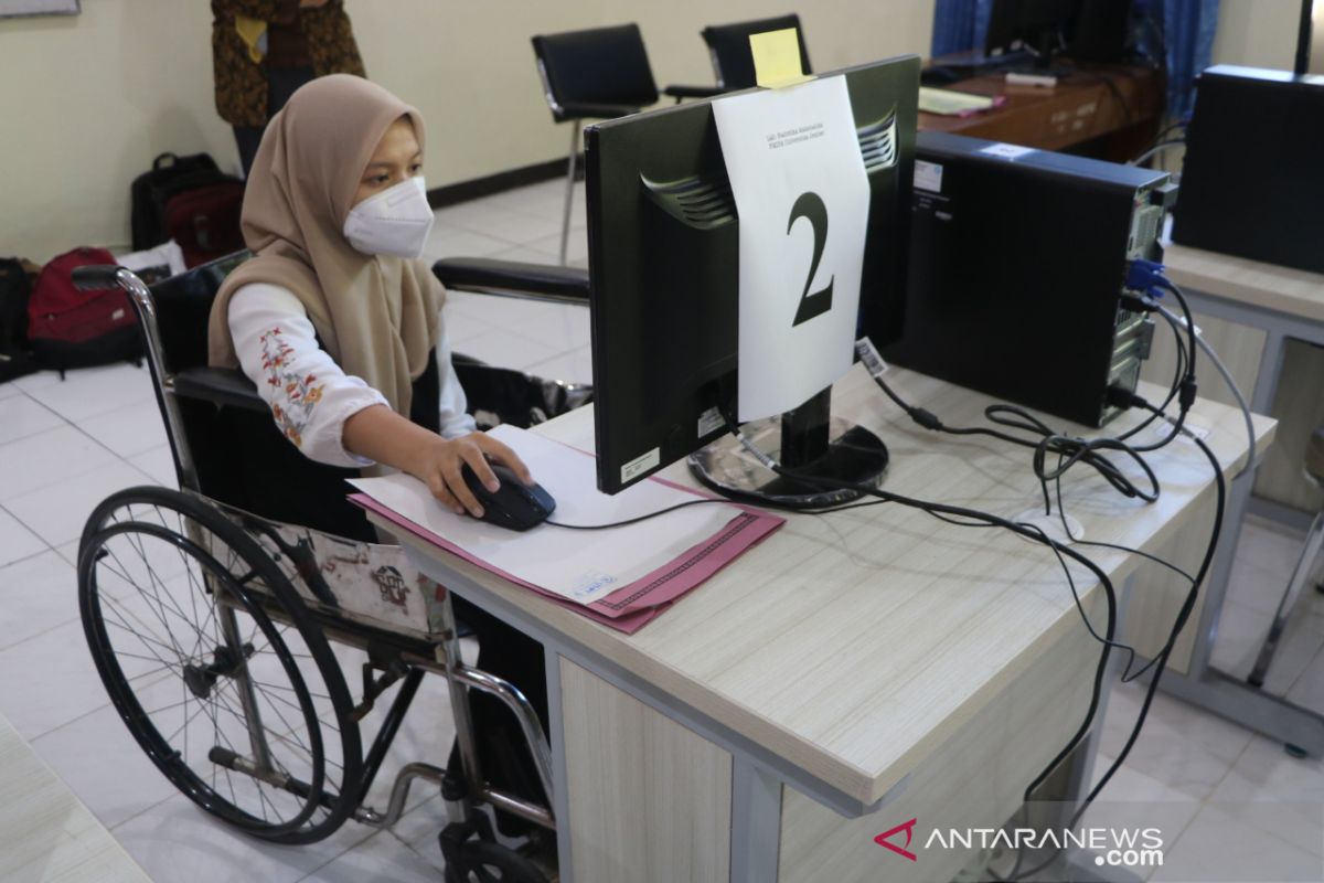 Semangat pantang menyerah peserta UTBK SBMPTN di Unej