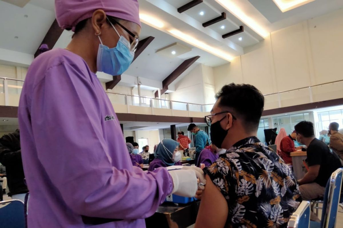 Pengurus Muhammadiyah Pontianak jalani vaksinasi COVID-19 saat berpuasa