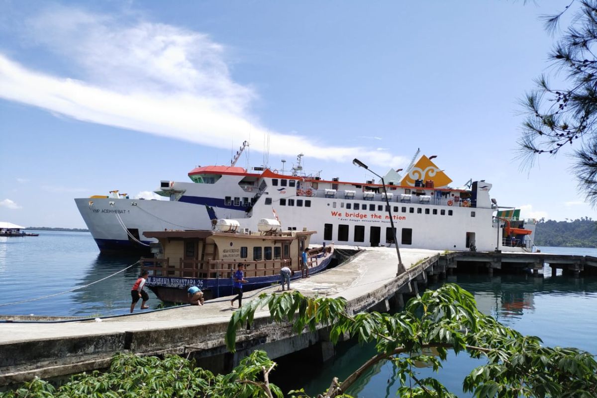 Karena rusak, sudah dua pekan KMP Teluk Singkil tidak berlayar