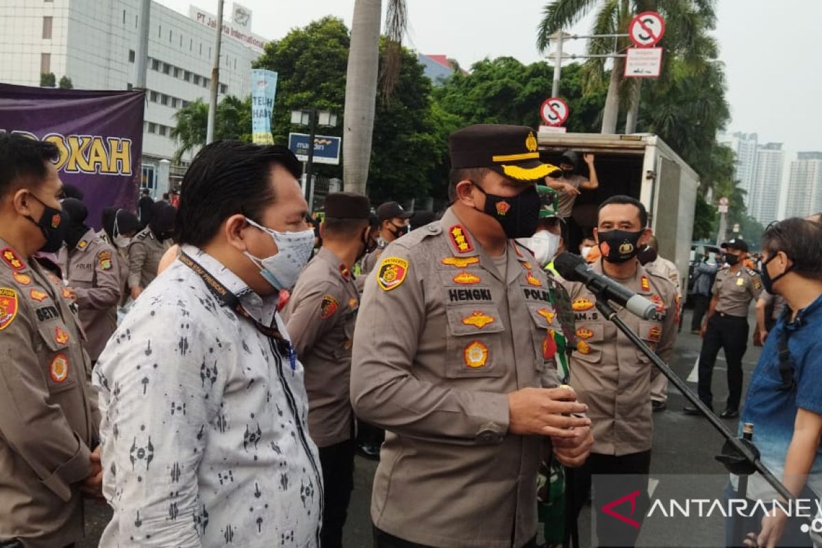 Polres Jakpus bagikan takjil untuk pemulung dan PPSU di Kemayoran