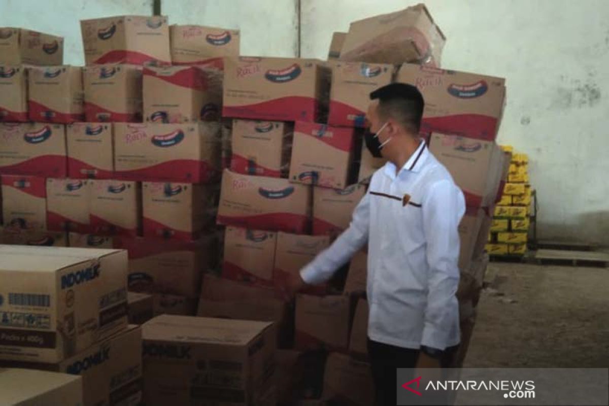 Bahan pangan kedaluwarsa ditemukan di gudang distributor di Purwokerto