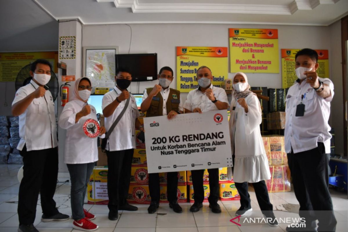 Semen Padang kirim 200 kilogram rendang untuk korban bencana alam NTT