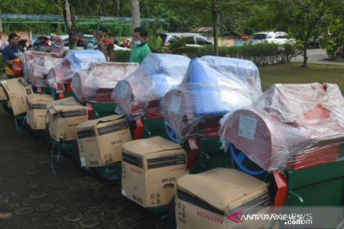 Untuk memudahkan proses panen, 11 Kelompok Tani di Padang terima alat perontok padi dari Kementan