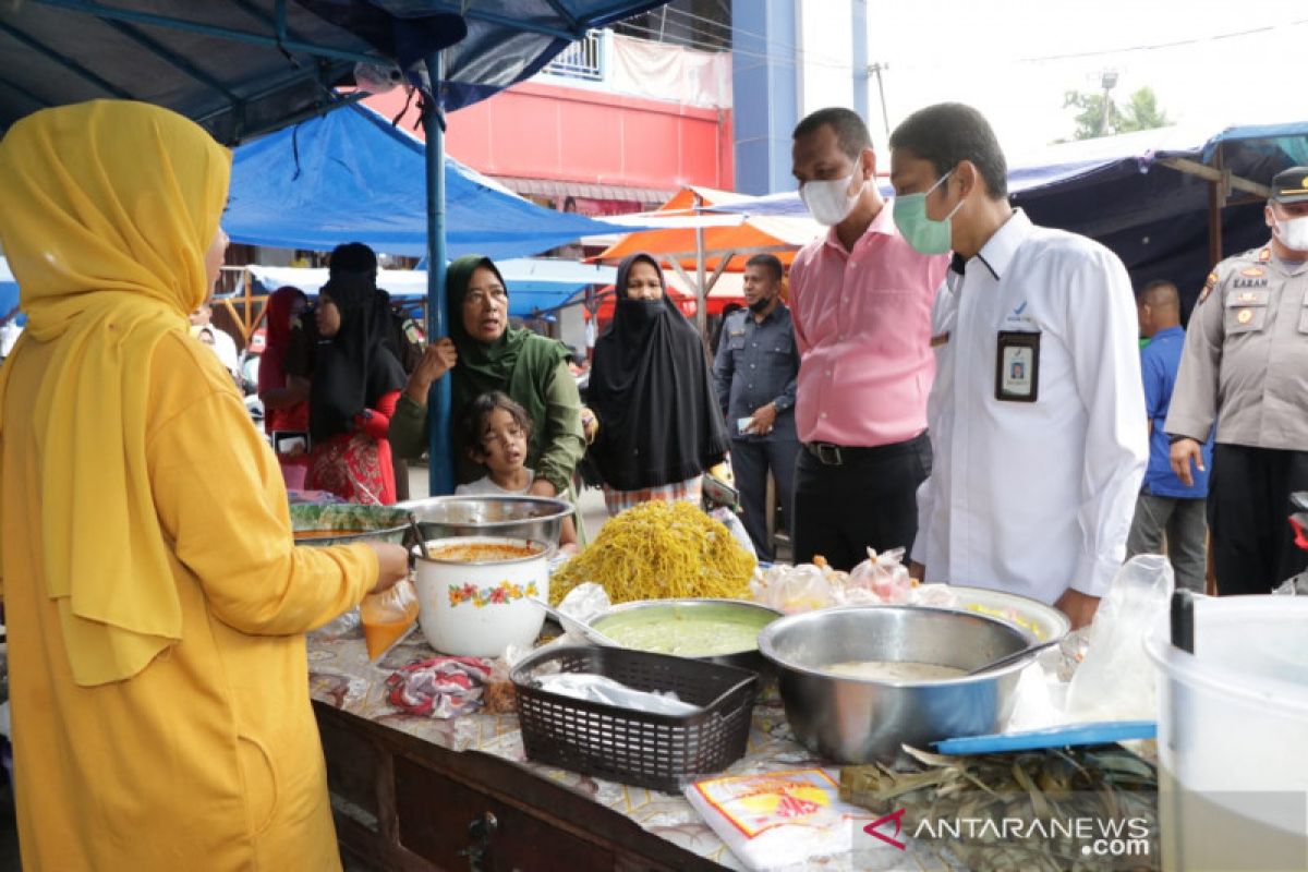 Setelah sidak dan uji sampel, BPOM pastikan takjil di dua pasar pabukoan Pariaman aman konsumsi