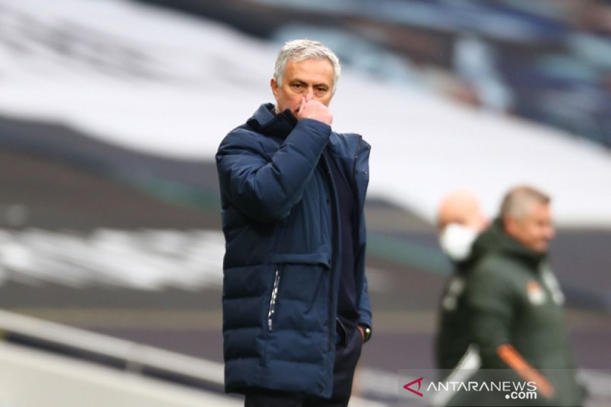 Mourinho utamakan perburuan empat besar  ketimbang menjuarai Piala Liga