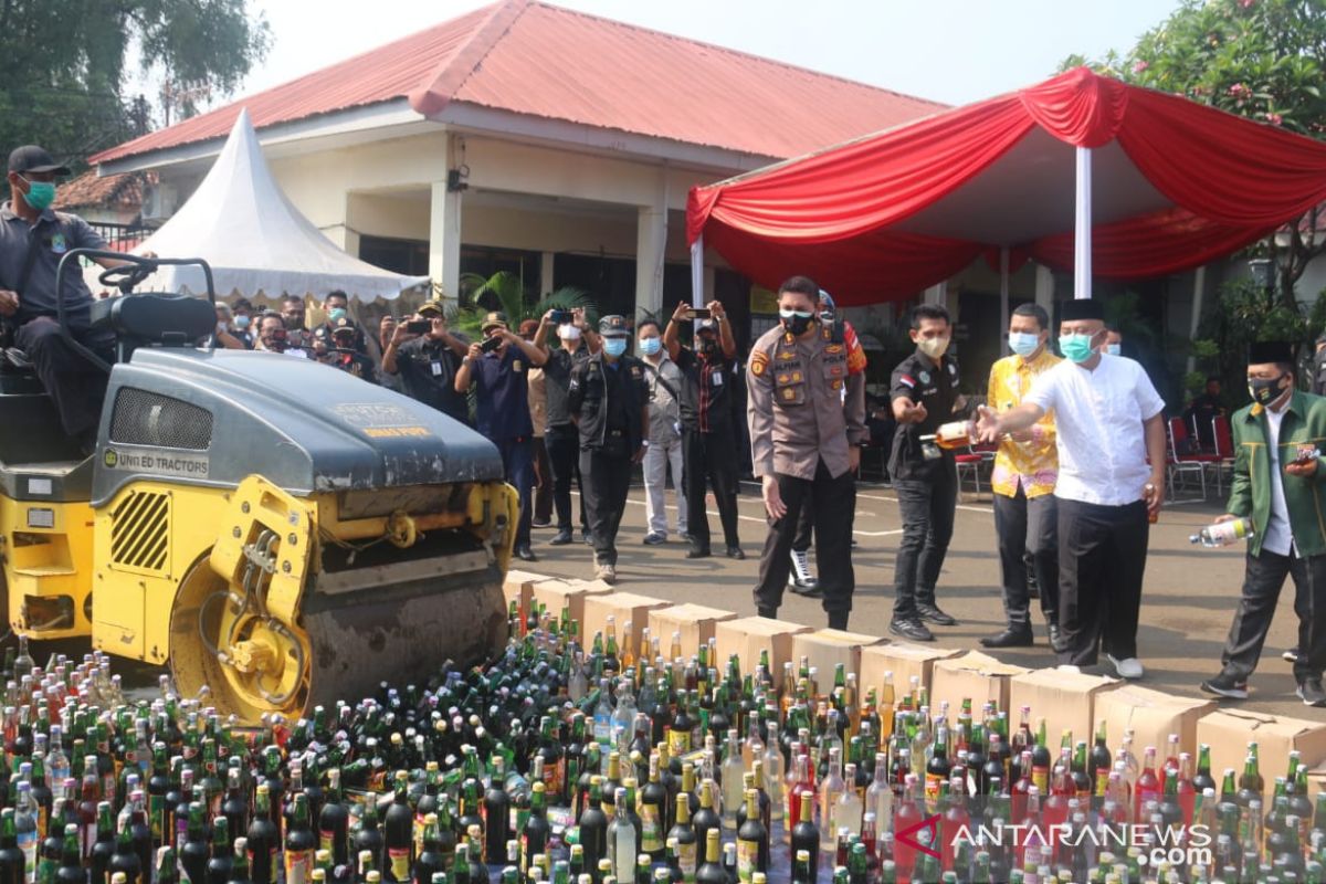 12.800 botol minuman keras hasil razia petugas dimusnahkan di Bekasi