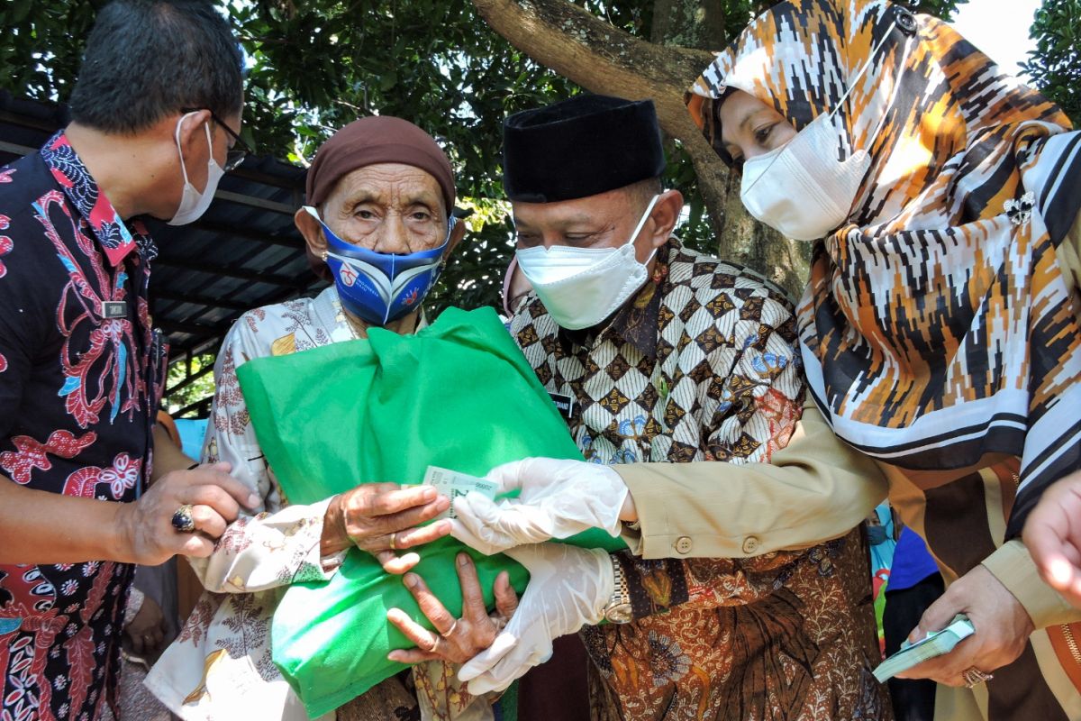 Bupati dan Wabup Situbondo bagikan paket sembako program Ramadhan Bersama Rakyat
