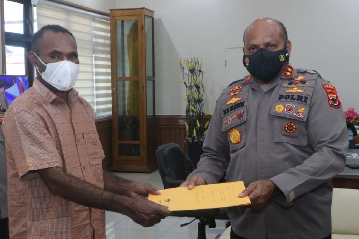 Dewan Adat Pegbin serahkan surat pelepasan tanah ke Kapolda Papua