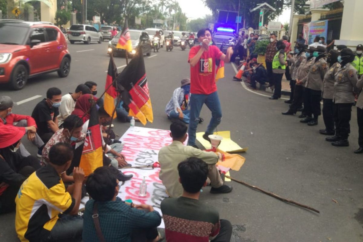 Mahasiswa demo Polda Sumbar tuntut ungkap penyelewengan dana COVID-19