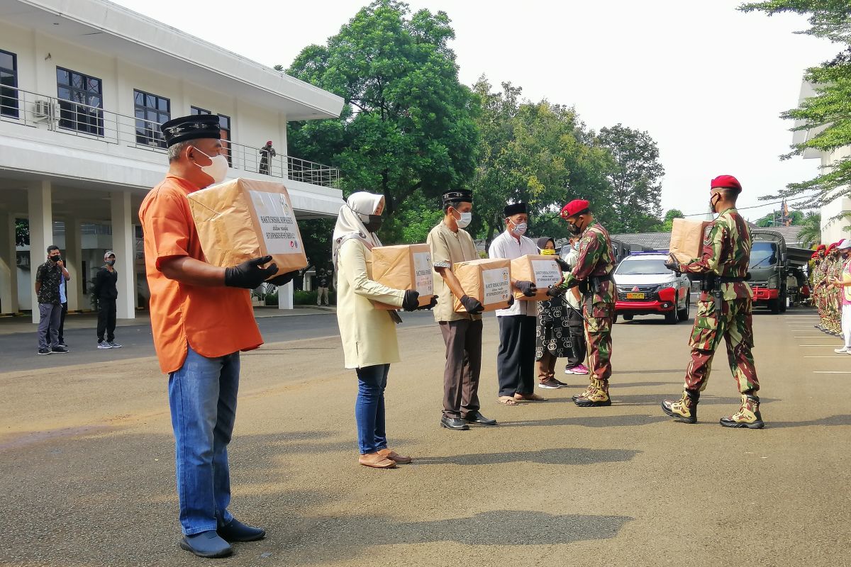 Kopassus peringati HUT ke-69 bagi 6.900 sembako kepada warga binaan