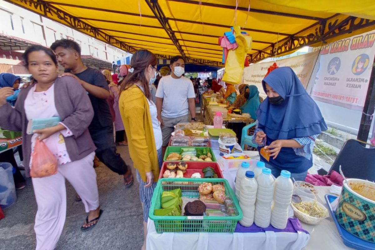 Warga non muslim di Karimun ikut berburu takjil